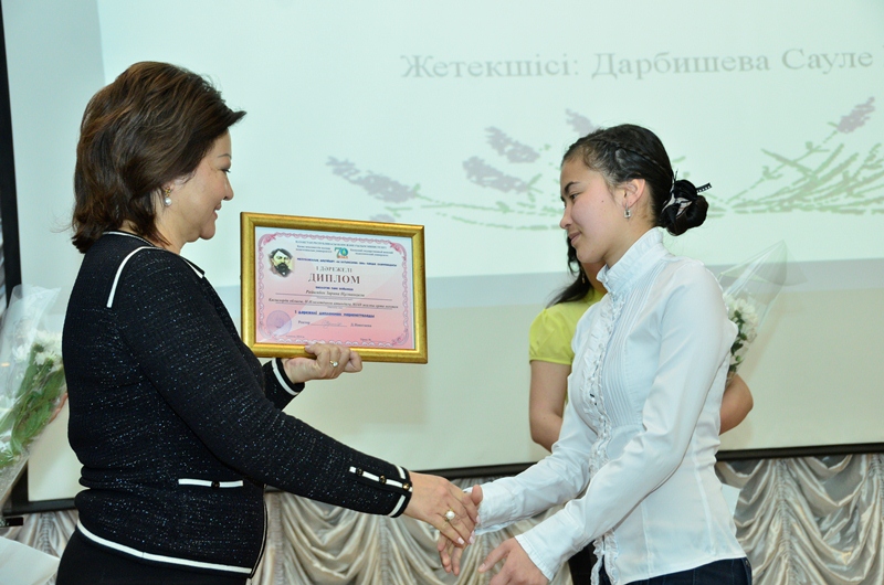 Вручение грамоты за победу в предметной олимпиаде "Алтынсарин"